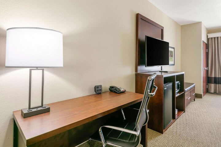 Comfort Suites Hopkinsville near Fort Campbell
