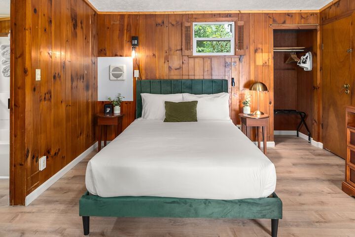 CedarWood Inn