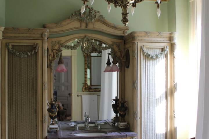 Room 8 of 24