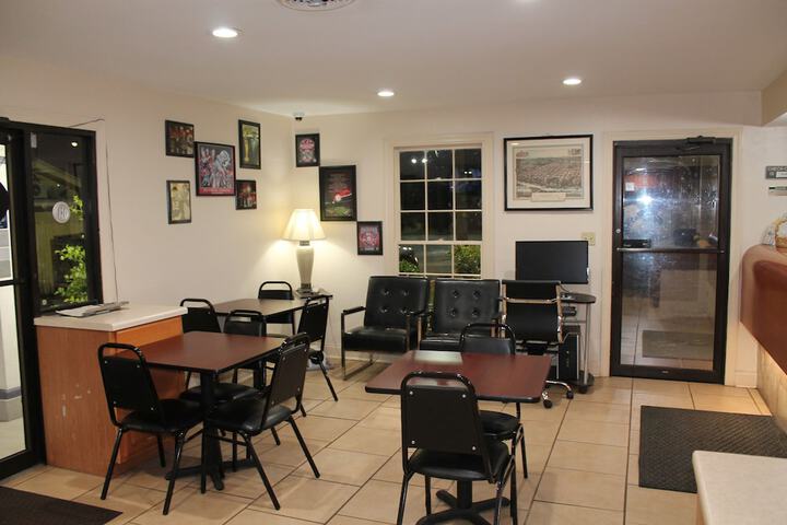 Dining 18 of 22