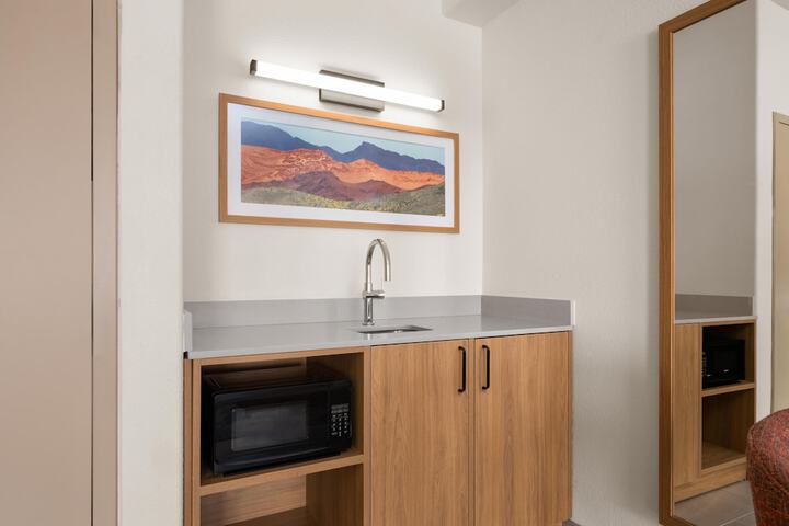 Hampton Inn & Suites Ontario
