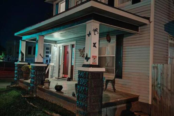 The vampires den downtown big house, pets ok