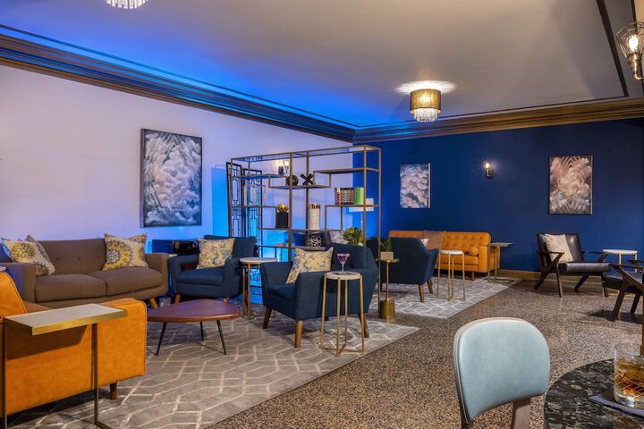 Lounge 62 of 69