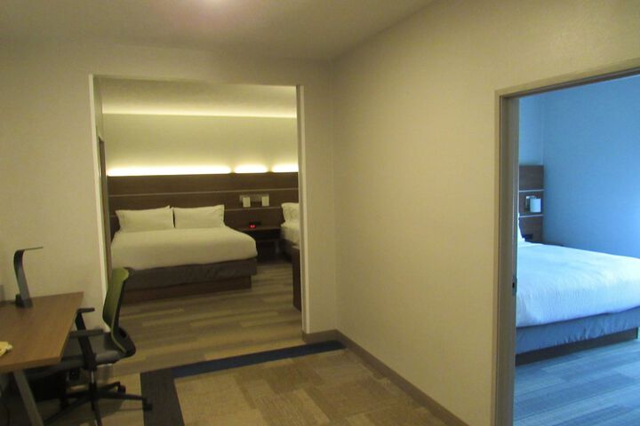 Room 25 of 77