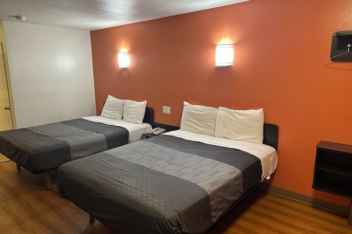 Room 6 of 11