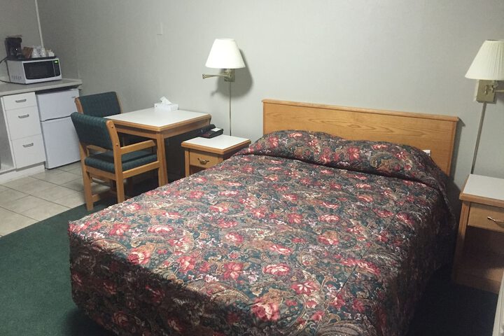 4 Pines Motel