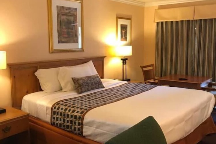 Room 10 of 18