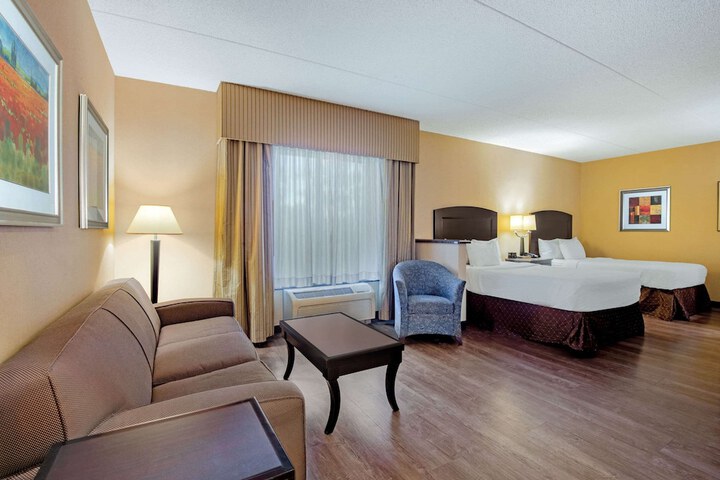 La Quinta Inn & Suites by Wyndham Bel Air / I-95 Exit 77A
