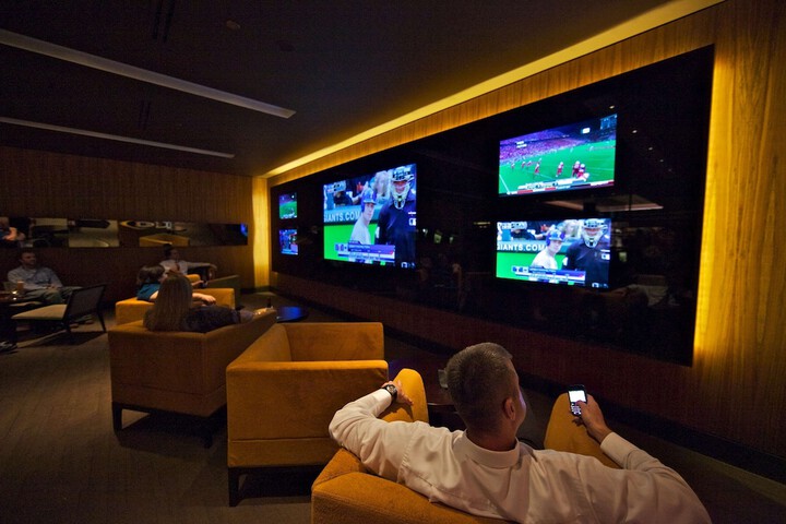 Lounge 129 of 156