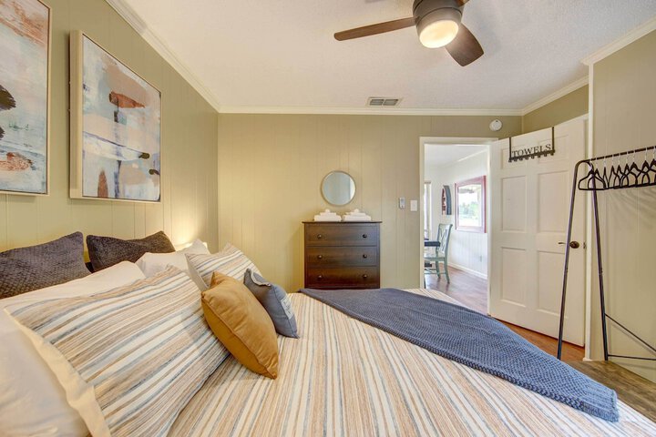 Mineola Lake House w / Dock & Fire Pit!