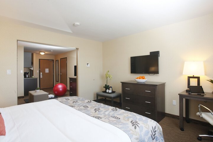 Pomeroy Inn & Suites at Olds