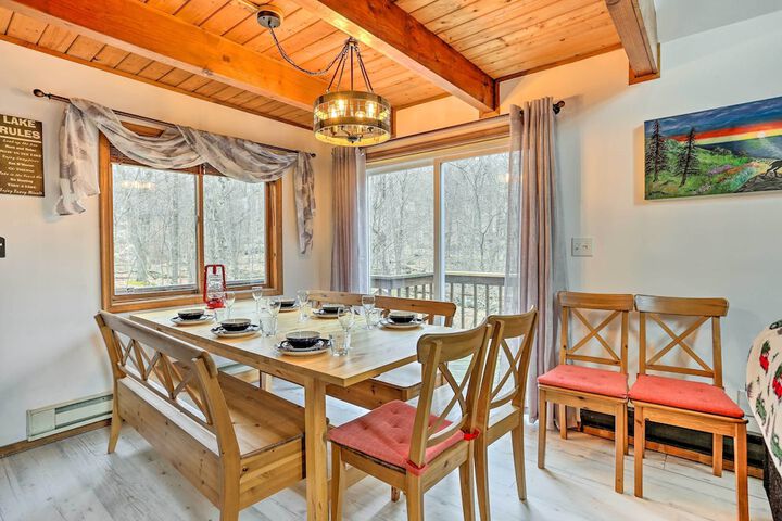 4 Mi to Tubing: Cozy Bushkill Cabin w / Deck!