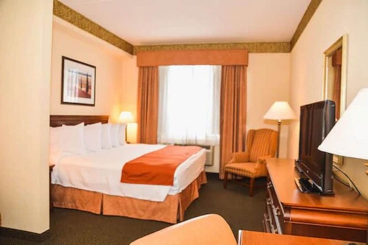 Room 5 of 16