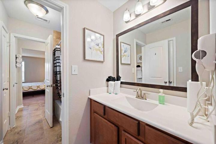 Houston House Sleeps 16~Arcade Style Game Room