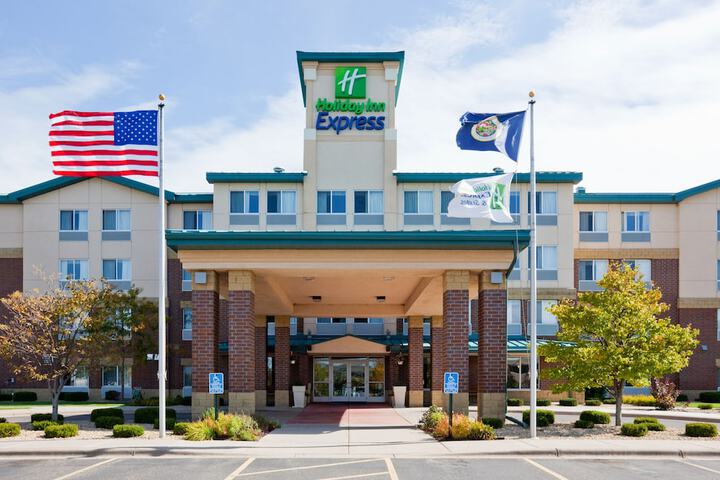 Holiday Inn Express & Suites Vadnais Heights by IHG