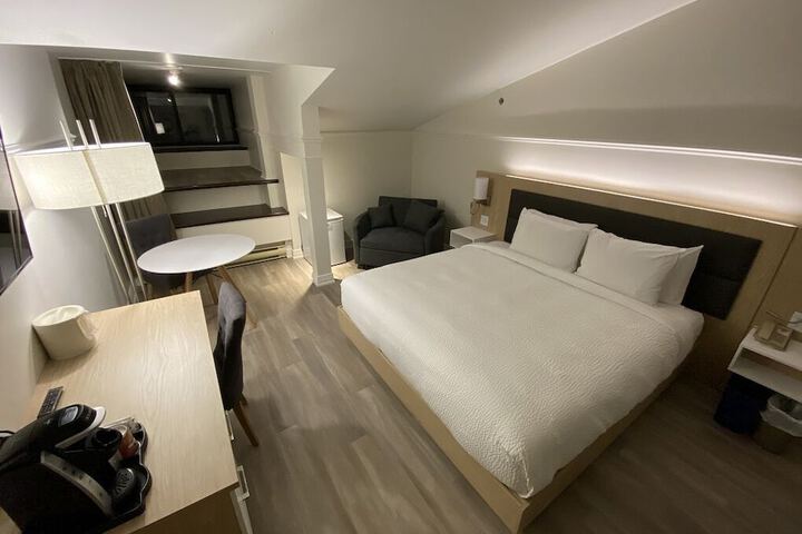 Room 10 of 27