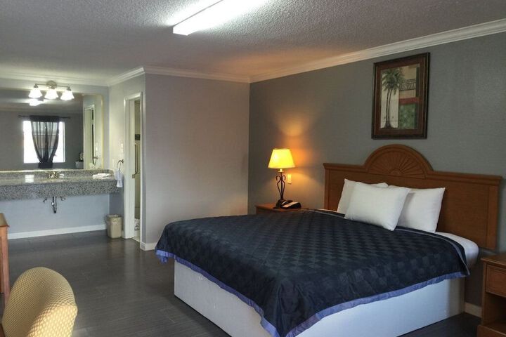 Room 5 of 8