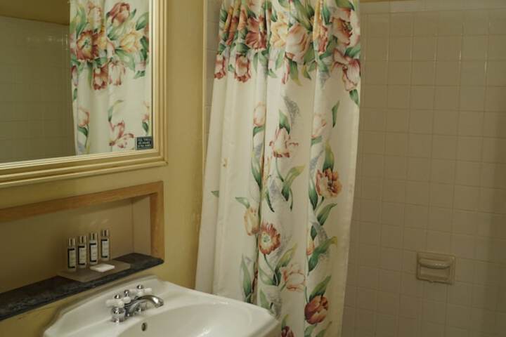 Room 28 of 46