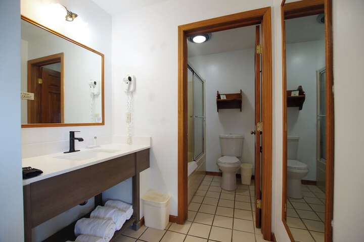 Snyders Shoreline Inn