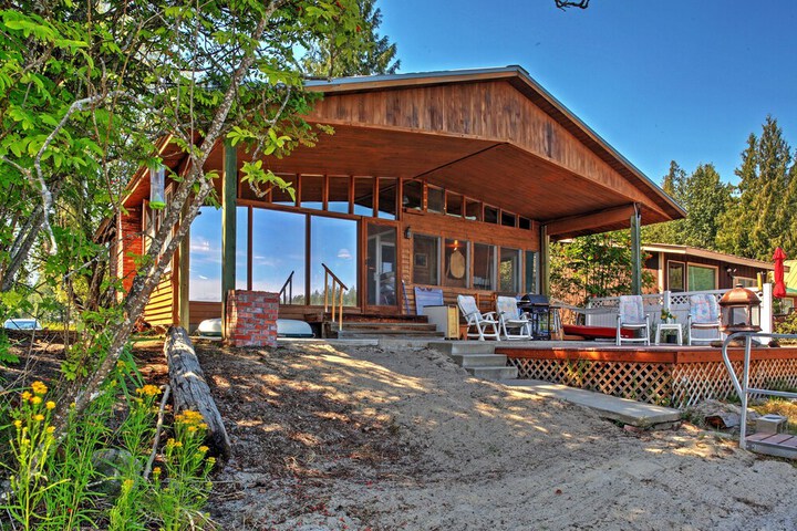 Newport Cabin w / Lakefront Private Porch & Grill!