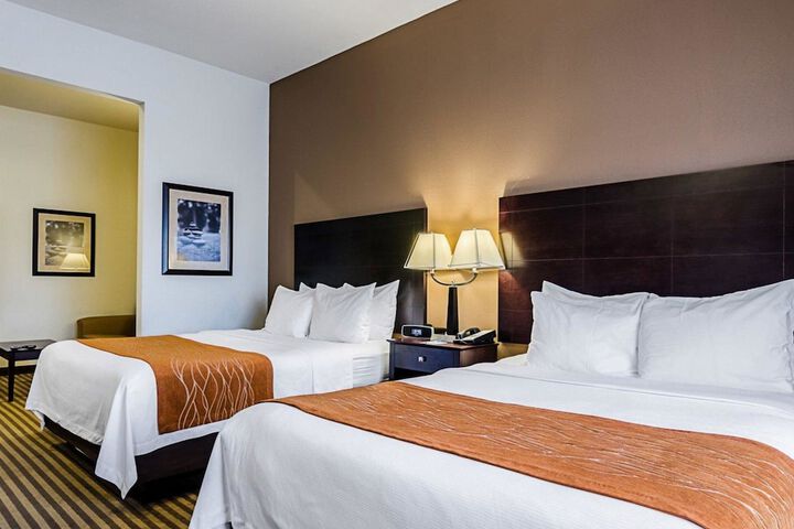 Comfort Inn & Suites Lawrence - University Area
