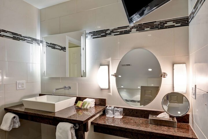 The Cincinnatian Hotel Curio Collection by Hilton