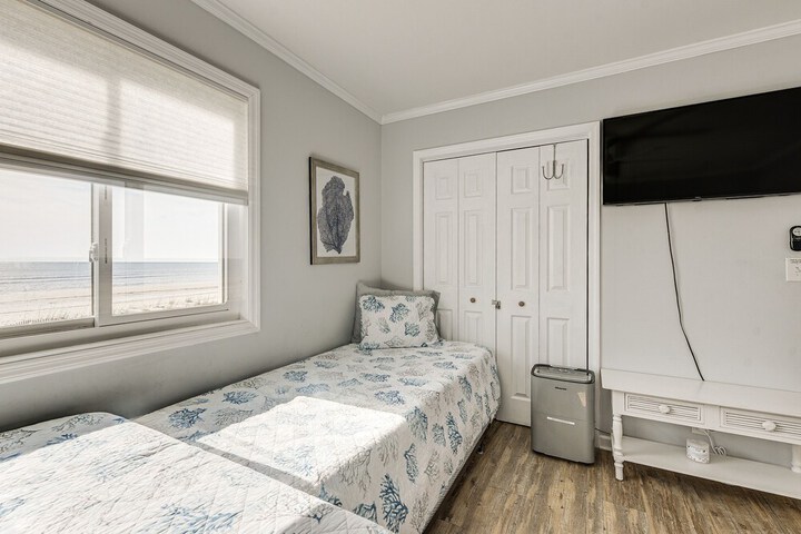 Ocean Isle Beach Condo w / Balcony: Steps to Shore!