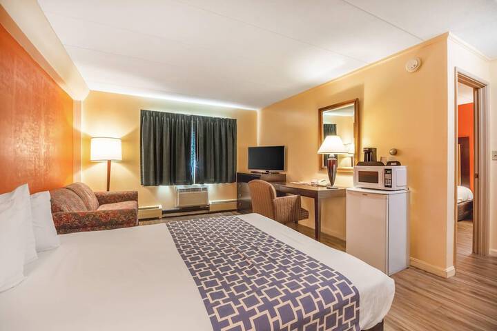Econo Lodge Inn & Suites Windsor Locks Bradley Airport