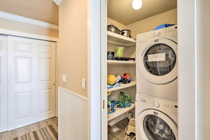 Beachfront Condo w / Patio & Views - Walk to Shore!