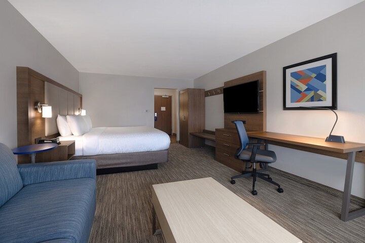 Holiday Inn Express & Suites Detroit Dearborn by IHG