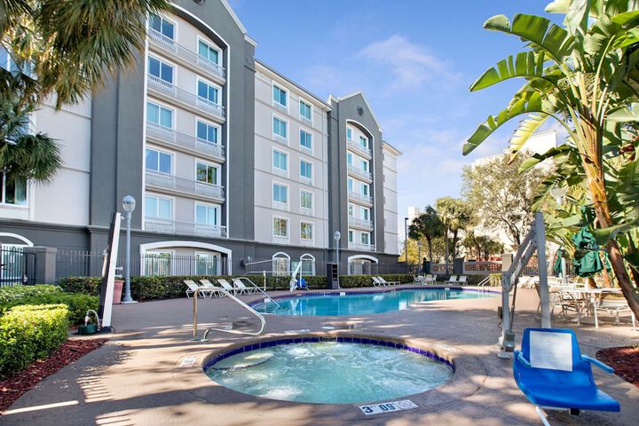 La Quinta Inn & Suites by Wyndham Ft. Lauderdale Airport