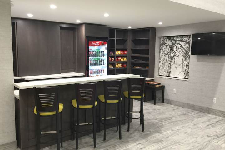 Lounge 56 of 64