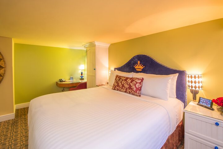 Room 11 of 27
