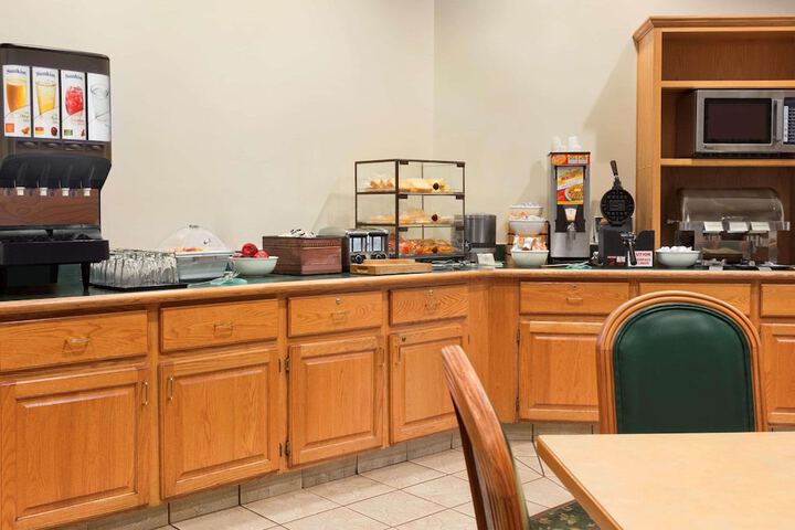 Country Inn & Suites by Radisson Salina, KS