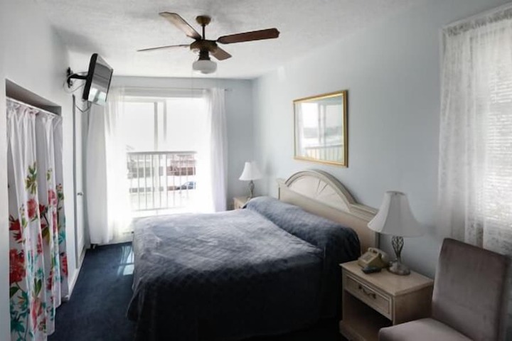 Room 6 of 28