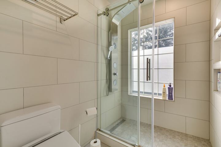 Lake Oswego Home w / Deck 9 Mi to Downtown Portland