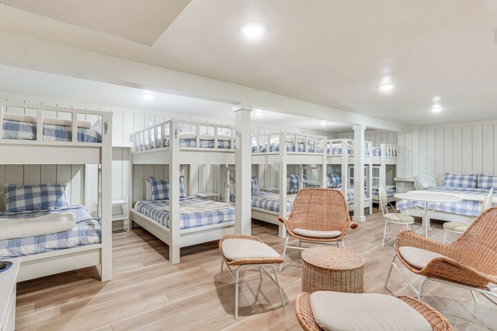 Walk to Lake Texoma: Kingston Retreat w / Deck!