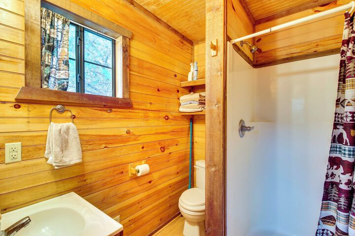 Cedar Falls Cabins #6: Hillside w / Views!