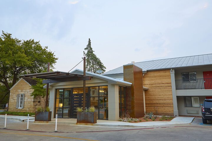 Fredericksburg Inn & Suites