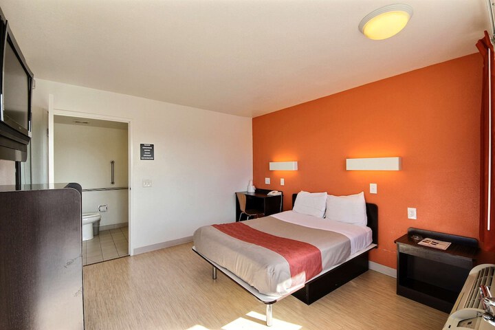 Room 26 of 35