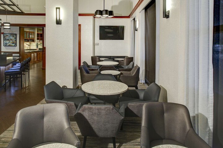 Lounge 46 of 49