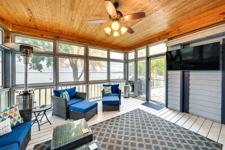 Lakefront Edgerton Cottage w / Deck & Grill!