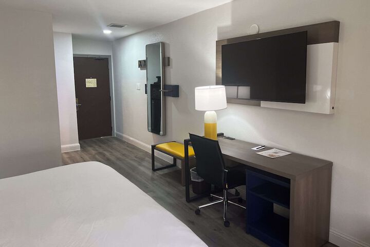 Room 21 of 32