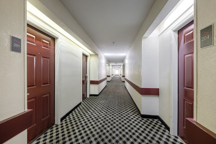 Ballroom/Hall 25 of 26