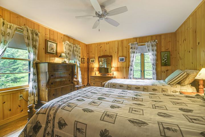Lakefront Escape w / Deck & Kayaks in Lovell!