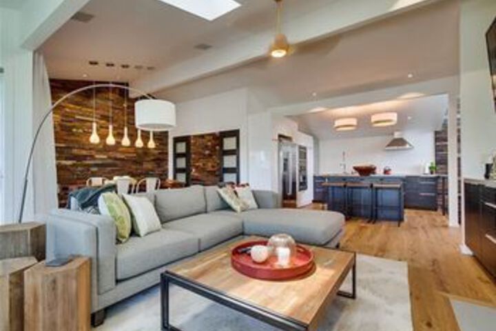 Newly remodeled Beach 2 Br condo by RedAwning