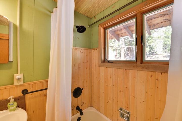 Idyllic Twin Lakes Escape w / Views of the Lakes