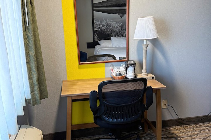 Super 8 by Wyndham Baker City