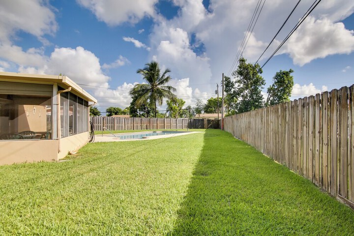 Pets Welcome: Cozy Home w / Pool in Margate!