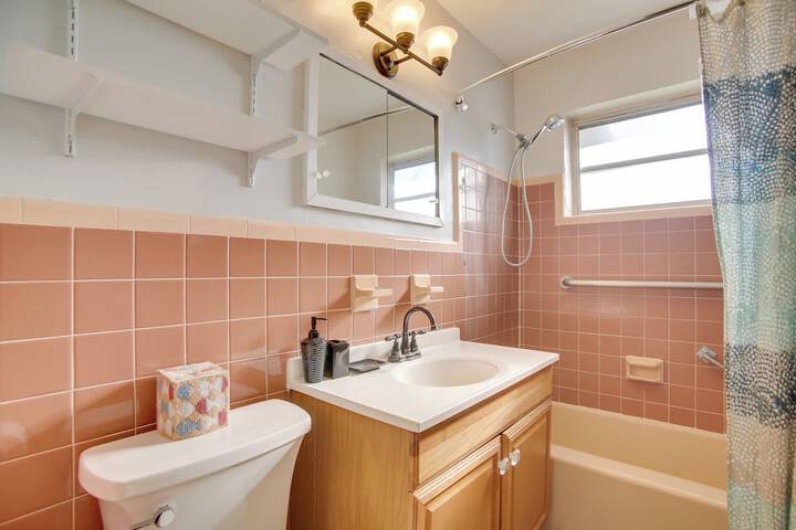 Pets Welcome: Cozy Home w / Pool in Margate!